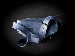 Detall bandolera de bossa artesanal de cuir blau