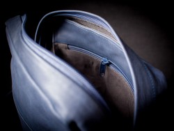 Bossa de cuir blau detall butxaca interior