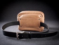 Detall de traveta pel cinturó de bossa de cuir artesanal