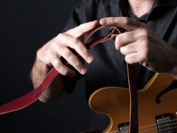 Manipulat corretja de cuir artesanal per guitarra