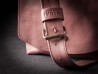 Detall de la bandolera de bossa de cuir artesana