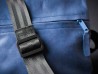 Bossa ronyonera artesanal de cuir blau detall de tanca i tira de niló