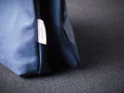Bossa ronyonera de cuir blau detall etiqueta
