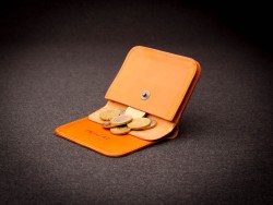 Departament per monedes de la cartera simple de cuir taronja.