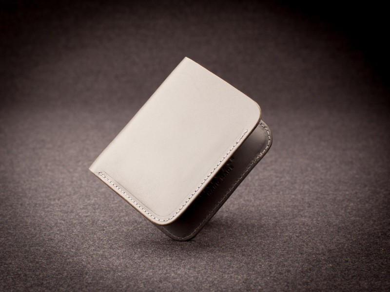 Targeter simple i minimalista de cuir gris.