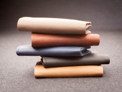 Diferents colors de cartera de cuir artesana.