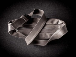 Detall bandolera de bossa artesanal de cuir gris